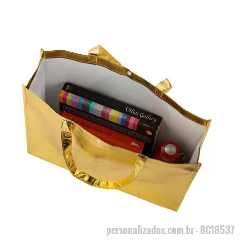 Sacola de plástico personalizada - Sacola TNT metalizada 110g/m² com botão. Confeccionado em TNT com revestimento plástico laminado, parte superior possui botão plástico para fecho.  Altura :  35 cm  Largura :  45,5 cm  Profundidade :  11,5 cm  Medidas aproximadas para gravação (CxL):  32 cm x 43 cm  Tamanho total aproximado  (CxL):  Alça 22 cm  Peso aproximado (g):  67