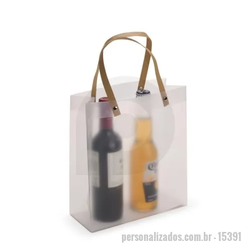 Sacola de plástico personalizada - Descrição: Sacola plástica com acabamento fosco e alças em papelão fixadas por botões metálicos.  Altura :  25 cm  Largura :  22 cm  Profundidade :  9 cm  Medidas aproximadas para gravação (CxL):  22 cm x 20 cm