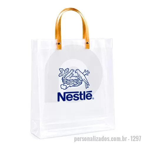 Sacola de plástico personalizada - Sacola personalizada confeccionada em plástico polipropileno (PP) com acabamento fosco, proporcionando um visual moderno e sofisticado. Possui fundo com revestimento interno em papelão para maior estrutura e resistência, além de alças em papel kraft fixadas por botões metálicos. Ideal para brindes corporativos, eventos, feiras, ações promocionais, lojas e embalagens de produtos.
