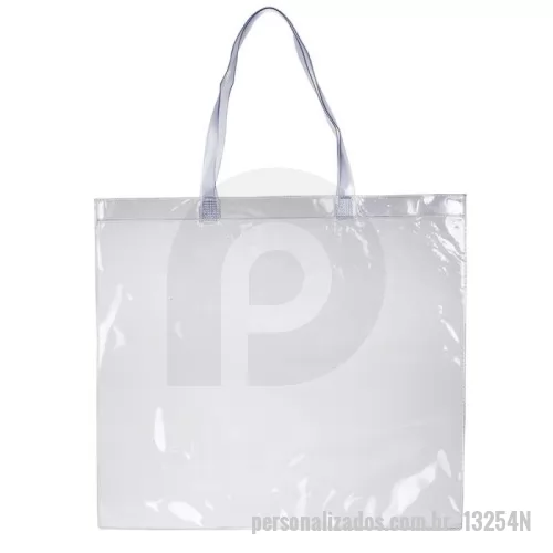 Sacola de PVC personalizada - Descrição: Sacola de pvc de frente e verso liso, possui alça com detalhe em relevo. OBS.: Para prolongar a vida útil do material pvc, atente-se as condições ideais de armazenamento: mantenha o material em local seco e arejado, livre da exposição ao sol e altas temperaturas.  Medidas aproximadas para gravação (CxL):  36 cm x 43 cm  Tamanho total aproximado  (CxL):  39,2 cm x 43,7 cm