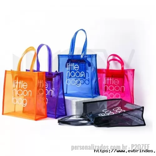 Sacola de PVC personalizada - Sacola de PVC Colorida Personalizada – Direto da Fábrica  Produzimos sacolas de PVC coloridas personalizadas em diversos tamanhos, modelos e cores, ideais para ações promocionais, eventos, feiras, lojas, brindes corporativos e kits especiais. Fabricadas com material resistente e acabamento de qualidade, oferecem excelente apresentação para sua marca, agregando valor ao produto e aumentando a visibilidade da empresa.  Disponibilizamos personalização com impressão da sua logomarca, além de opções de alças, cores e medidas sob medida para atender às necessidades do seu projeto.  Características: ? Fabricamos em diversos tamanhos e formatos ? PVC resistente e de alta durabilidade ? Disponível em várias cores translúcidas ou sólidas ? Personalização com logotipo da sua empresa ? Ideal para eventos, brindes, cosméticos, moda, praia e varejo ? Produção própria e atendimento para todo o Brasil  Solicite um orçamento e desenvolva sua sacola personalizada diretamente com o fabricante.