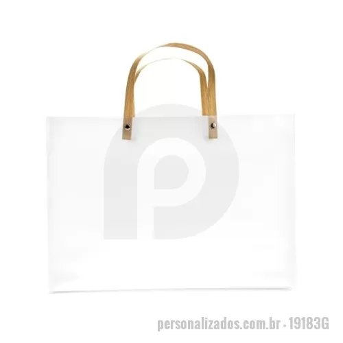Sacola de PVC personalizada - Descrição: Sacola confeccionada em plástico polipropileno (PP) de acabamento fosco, fundo com revestimento interno em papelão e alças em kraft fixadas por botões metálicos.  Altura :  25 cm  Largura :  35 cm  Profundidade :  13 cm  Comprimento :  alça 35cm