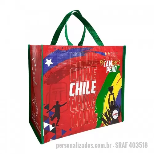 Sacola de ráfia personalizada - Nossa sacola de ráfia, disponível em ráfia laminada branca, é personalizável com flexografia para pedidos acima de 3.000 unidades e silkscreen para pedidos a partir de 500 unidades. O acabamento é feito de acordo com as cores disponíveis em nosso catálogo. Capacidade de Carga: A sacola pode carregar até 15 kg. Dimensões Disponíveis: As sacolas podem ser adquiridas nas dimensões 40x35x18 cm, 47x36x20 cm ou 35x30x15 cm.