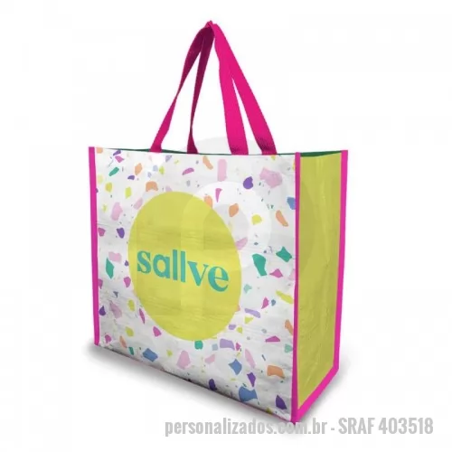 Sacola de ráfia personalizada - Oferecemos sacolas de ráfia com personalização em flexografia para pedidos superiores a 3.000 unidades e silkscreen para pedidos a partir de 500 unidades. O acabamento é feito de acordo com nosso catálogo. Capacidade de Carga: Capacidade de carga de até 15 kg. Dimensões Disponíveis: Tamanhos disponíveis: 40x35x18 cm, 47x36x20 cm ou 35x30x15 cm.