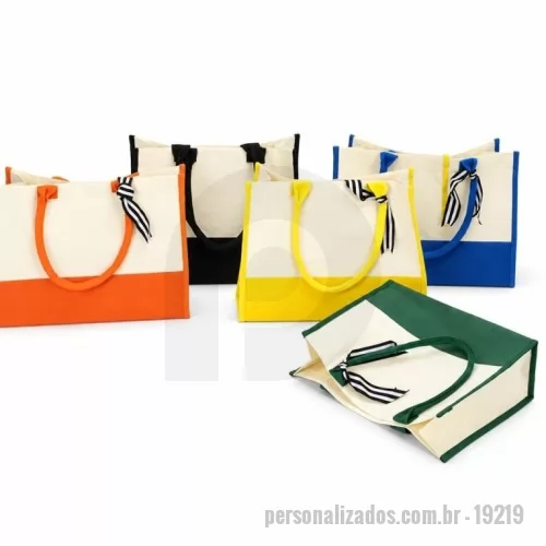 Sacola de tecido personalizada - Sacola confeccionada em lona de poliéster impermeável. Possui duas alças superiores costuradas em tecido e acompanha fita decorativa.