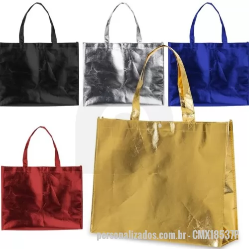 Sacola de TNT metalizado personalizada - acola TNT metalizada com botão. Confeccionado em TNT com revestimento plástico laminado, parte superior possui botão plástico para fecho.