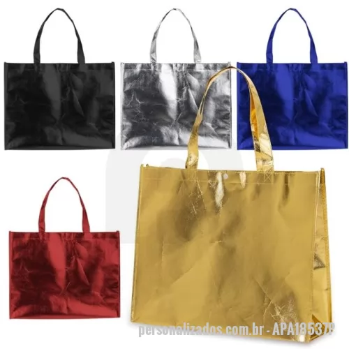 Sacola de TNT metalizado personalizada - Sacola TNT metalizada com botão. Confeccionado em TNT com revestimento plástico laminado, parte superior possui botão plástico para fecho.  Altura :  35 cm  Largura :  45,5 cm  Profundidade :  11,5 cm  Medidas aproximadas para gravação (CxL):  32 cm x 43 cm  Tamanho total aproximado  (CxL):  Alça 22 cm  Peso aproximado (g):  67