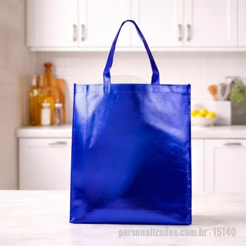 Sacola de TNT metalizado personalizada - Descrição: Sacola em TNT com revestimento externo laminado e duas alças costuradas.  Altura :  45 cm  Largura :  40 cm  Profundidade :  9 cm  Medidas aproximadas para gravação (CxL):  40 cm x 37 cm  Tamanho total aproximado  (CxL):  Alça 50,5 cm de ponta a