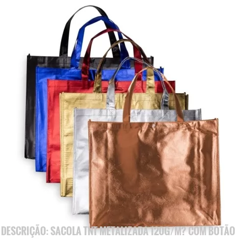 Sacola de TNT metalizado personalizada - Descrição: Sacola TNT metalizada 120g/m² com botão. Confeccionado em TNT com revestimento laminado, parte superior possui botão plástico para fecho.  Altura :  40,5 cm  Largura :  50 cm  Profundidade :  14 cm  Medidas aproximadas para gravação (CxL):  37,4 cm x 48,3 cm  Tamanho total aproximado  (CxL):  Alça 22 cm