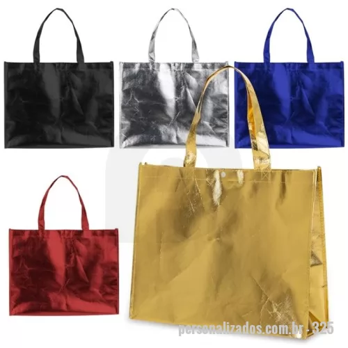 Sacola de TNT metalizado personalizada - Descrição: Sacola TNT metalizada 110g/m² com botão. Confeccionado em TNT com revestimento plástico laminado, parte superior possui botão plástico para fecho.