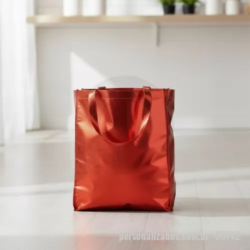 Sacola de TNT metalizado personalizada - Descrição: Sacola em TNT com revestimento externo laminado e duas alças costuradas.  Altura :  45 cm  Largura :  40 cm  Profundidade :  9 cm