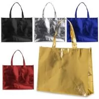 Descrição: Sacola TNT metalizada 110g/m² com botão. Confeccionado em TNT com revestimento plástico laminado, parte superior possui botão plástico para fecho.  Altura :  35 cm  Largura :  45,5 cm  Profundidade :  11,5 cm  Medidas aproximadas para gravação (CxL):  32 cm x 43 cm  Tamanho total aproximado  (CxL):  Alça 22 cm