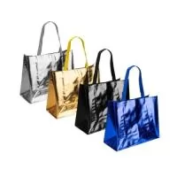 Descrição: Sacola confeccionada em malha de polipropileno (PP) woven com revestimento externo metalizado em filme de alumínio e duas alças costuradas em poliéster.  Altura :  36 cm  Largura :  43 cm  Profundidade :  18 cm  Comprimento :  Alça 59 cm