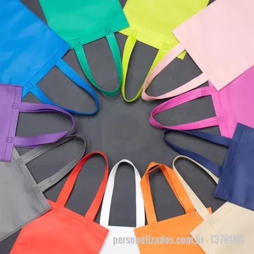 Sacola de TNT personalizada - Sacola de TNT Personalizada - 13781NB - Sacola de TNT – Compacta, Leve e Sustentável  Descrição: Sacola produzida em material TNT com costura termo selada, garantindo resistência e praticidade. Conta com alças reforçadas para transporte e tamanho ideal para pequenos brindes, eventos e ações promocionais.  Especificações: Altura: 35 cm Largura: 26,9 cm Comprimento da alça (ponta a ponta): 46,5 cm Área de gravação: 31 x 24 cm Peso: 23 g  Econômica e reutilizável, é uma opção ecológica e funcional para divulgação de marcas e eventos. - 178284 - Sacola de TNT