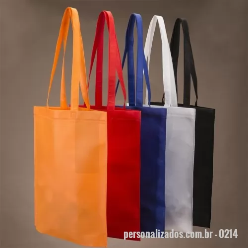 Sacola de TNT personalizada - Descrição: Sacola colorida com alça em material TNT, possui símbolo ecológico/reciclável na costura da alça.  Altura :  41,2 cm  Largura :  37,2 cm  Profundidade :  8,6 cm  Comprimento :  Alça ponta a ponta: 67cm
