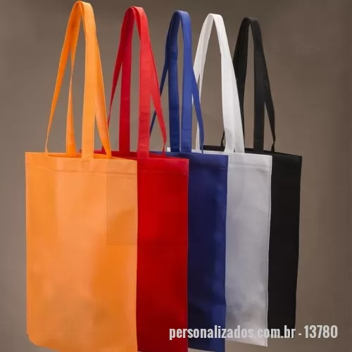 Sacola de TNT personalizada - Sacola de TNT Personalizada - 13780 - Sacola colorida com alça em material TNT, possui símbolo ecológico/reciclável na costura da alça. - 179144 - Sacola de TNT