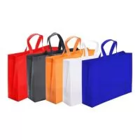 Descrição: Durável e sustentável, a sacola de TNT é uma excelente opção para eventos e campanhas promocionais. Produzida em TNT de 82g/m² e com resistência à água, ela possui costura termo selada e boa profundidade.  Altura :  32 cm  Largura :  42,5 cm  Profundidade :  10,5 cm  Comprimento :  alça: 35 cm  Medidas aproximadas para gravação (CxL):  29 cm x 42,5
