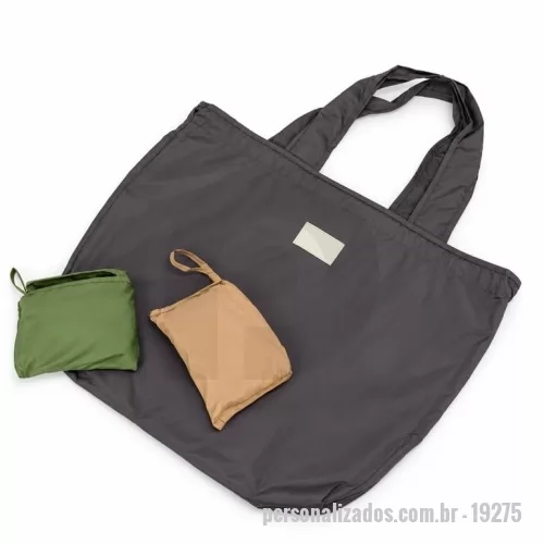 Sacola dobrável personalizada - Sacola dobrável confeccionada em poliéster impermeável. Possui bolso interno aberto, plaquinha frontal personalizável e duas alças costuradas.