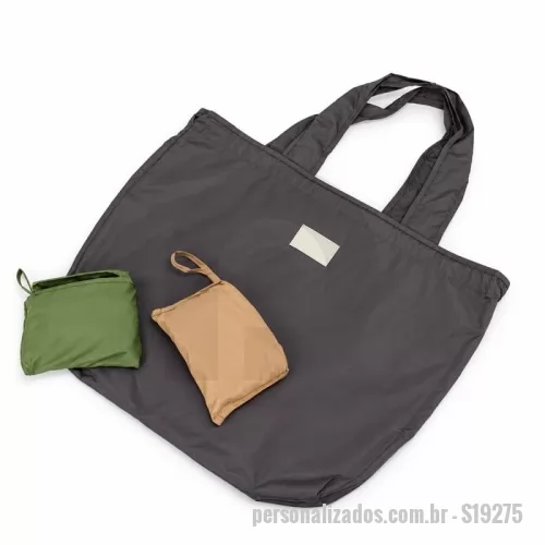 Sacola dobrável personalizada - Sacola dobrável confeccionada em poliéster impermeável. Possui bolso interno aberto, plaquinha frontal personalizável e duas alças costuradas. Gravação da logomarca em 1 cor já incluso.