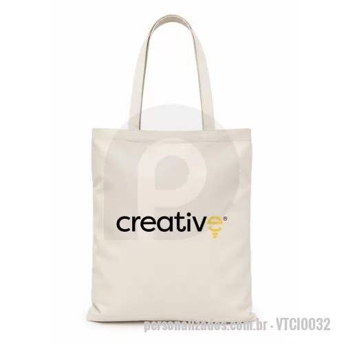 Sacola ecológica personalizada - Sacola Eco Bag confeccionada em algodão com gramatura de 240g/m², desenvolvida para transporte e organização de diversos itens no uso diário. Possui estrutura reforçada, acabamento com dobra superior de 2,5cm e alças de 2,5x60cm, proporcionando maior resistência e conforto durante o transporte. Conta com ampla área para personalização por silk ou DTF, sendo utilizada em ações promocionais, eventos, kits corporativos, brindes e campanhas sustentáveis.  Características: • Alças: 2,5x60cm; • Material: algodão 240g/m²; • Medida sacola: 41x37cm (AXL); • Personalização: gravação por silk ou DTF; • Estrutura: resistente, reutilizável e reforçada; • Acabamento: dobra costurada superior de 2,5cm.  Importante: As imagens exibidas neste site são meramente ilustrativas e podem apresentar variações de intensidade em relação ao produto real. Cada embalagem contém apenas 1 (um) produto conforme descrição.