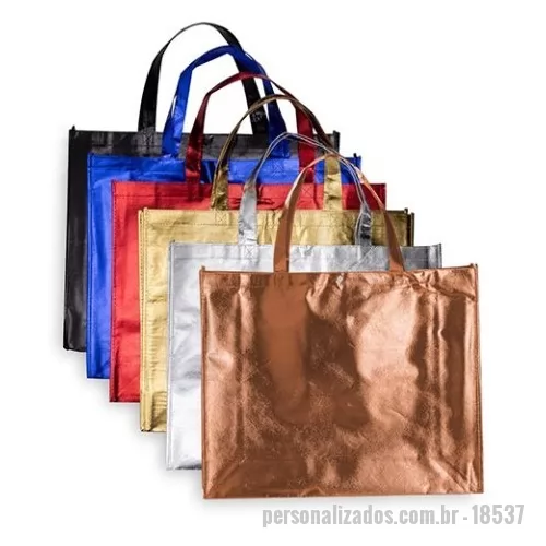 Sacola personalizada - Sacola TNT metalizada com botão. Confeccionado em TNT com revestimento laminado, parte superior possui botão plástico para fecho. Altura : 40,5 cm Largura : 50 cm Profundidade : 14 cm Medidas aproximadas para gravação (CxL): 37,4 cm x 48,3 cm Tamanho total aproximado (CxL): Alça 22 cm Peso aproximado (g): 67