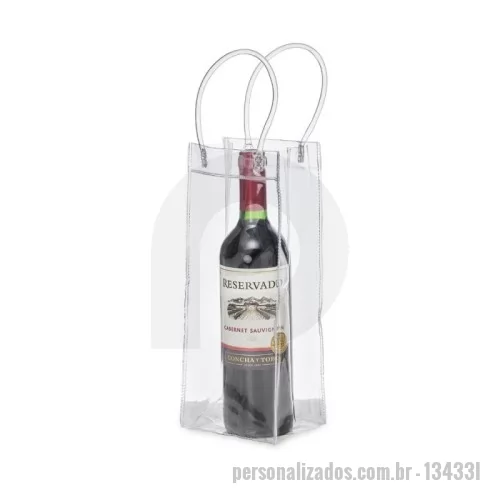 Sacola personalizada - Descrição: Sacola plástica para gelo com alça. Icebag serve para transportar garrafas exemplo: vinho, champagne, vodka... Basta colocar gelo e transportar seu cooler prático. OBS.: Para prolongar a vida útil do material pvc, atente-se as condições ideais de armazenamento: mantenha o material em local seco e arejado, livre da exposição ao sol e altas temperaturas. Após a utilização da icebag com gelo, certifique-se de secar completamente o material antes de guardá-lo, pois o armazenamento deste em estado úmido poderá comprometer a sua vida útil.  Altura :  29,5 cm  Largura :  12 cm  Profundidade :  10 cm