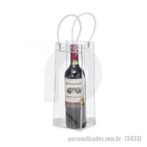 Sacola personalizada - Descrição: Sacola plástica para gelo com alça. Icebag serve para transportar garrafas exemplo: vinho, champagne, vodka... Basta colocar gelo e transportar seu cooler prático. OBS.: Para prolongar a vida útil do material pvc, atente-se as condições ideais de armazenamento: mantenha o material em local seco e arejado, livre da exposição ao sol e altas temperaturas. Após a utilização da icebag com gelo, certifique-se de secar completamente o material antes de guardá-lo, pois o armazenamento deste em estado úmido poderá comprometer a sua vida útil.  Altura :  29,5 cm  Largura :  12 cm  Profundidade :  10 cm  Medidas aproximadas para gravação (CxL):  2 cm x 10 cm  Peso aproximado (g):  96