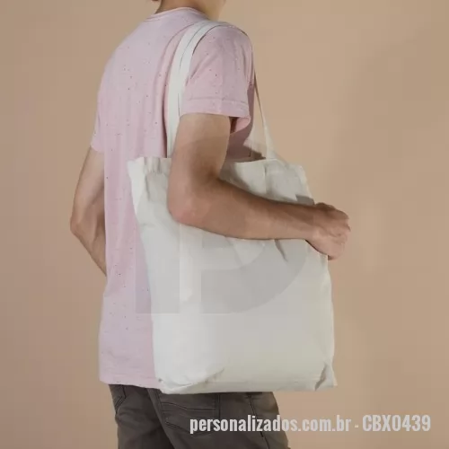 Sacola personalizada - Sacola Personalizada - CBX0439 - Bolsa de Algodão 300g/m² com Alças Costuradas Internamente – Prática e Elegante  Conforto, resistência e estilo em um único acessório. Esta bolsa feita em algodão 300g/m² é perfeita para o dia a dia, combinando praticidade e durabilidade. Com alças costuradas na parte interna, ela oferece maior resistência ao uso constante. Seu design simples e funcional permite que seja usada em diversas ocasiões, seja para levar suas compras, ir à academia ou passeios casuais.  Especificações:  Altura: 40 cm  Largura: 44,5 cm  Profundidade: 9 cm  Comprimento das alças: 53 cm  Peso aproximado: 154 g  Área para gravação (CxL): 36 cm x 38 cm - 175920 - Sacola