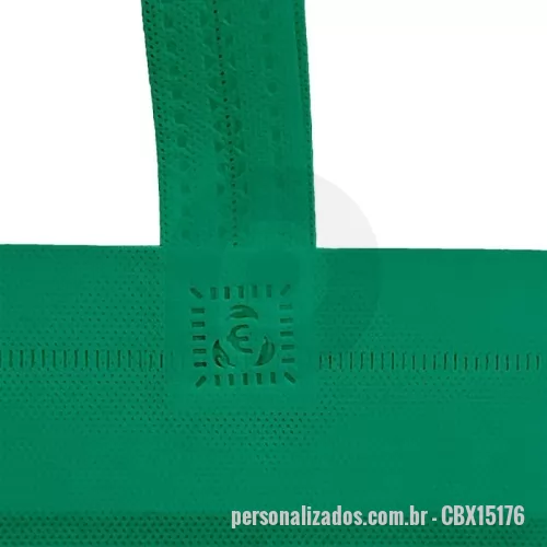 Sacola personalizada - Sacola Personalizada - CBX15176 - Sacola TNT Biodegradável 41,2?L – Sustentabilidade e Resistência  Promova sua marca com responsabilidade ambiental usando nossa sacola TNT biodegradável. Fabricada em polipropileno Bio com aditivo P?Life, ela se decompõe de forma controlada, reduzindo o impacto no meio ambiente. Conta com estrutura termo selada para maior durabilidade e segurança no transporte dos seus produtos. Testada pelo RISE e certificada pela norma SASO?2879, é a escolha ideal para empresas que valorizam qualidade e consciência ecológica.  Especificações:  Altura: 41,2?cm  Largura: 37?cm  Profundidade: 8,5?cm  Comprimento da alça (ponta a ponta): 49,5?cm  Área para gravação: 20?cm x 20?cm  Peso aproximado: 34?g - 176080 - Sacola