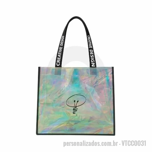Sacola personalizada - Sacola produzida em PVC holográfico, material que oferece superfície de fácil limpeza e boa resistência em usos diários. Conta com alça confeccionada em fita de 30mm, proporcionando sustentação e manuseio confortável. A estrutura é flexível e acompanha o formato dos objetos inseridos, adequada para transporte de pequenos itens, documentos ou acessórios pessoais.