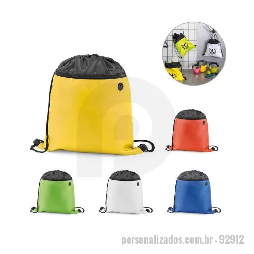 Sacola personalizada - Sacola Personalizada - 92912 - Sacola tipo mochila em 210D com bolso frontal com zíper e saída para fone de ouvido ou outros fios ou cabos. 350 x 400 mm - 179442 - Sacola