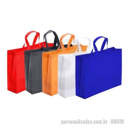 Sacola personalizada -  Sacola confeccionada em TNT com revestimento laminado com filme fosco de BOPP resistente à água de 116g/m², costura termo-selada e duas alças.