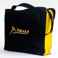 Somos fabricantes! Sacola disponível em diversas combinações de cores. Produzida em nylon 600, possui alça de ombro. Medidas  45x35x10.