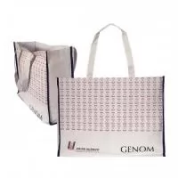 Bolsa sacola grande de nylon personalizada, confeccionada com alças com o mesmo tecido, tamanho 46x38x15 cm (LxAxP) e acabamento em viés nas laterais. Resistente e durável.