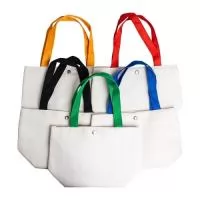 Descrição: Conheça a nossa bolsa de lona, ideal para quem busca um estilo despojado sem abrir mão da funcionalidade! Resistente à água, garante ainda mais proteção para os pertences em qualquer condição. Seu interior possui um tecido que mantém os objetos organizados e seguros, perfeita para o dia a dia ou para aventuras de fim de semana. Leve e durável, a Bolsa de Lona é a combinação perfeita de praticidade e charme.  Altura :  18,5 cm  Largura :  27 cm  Profundidade :  13 cm  Medidas aproximadas para gravação (CxL):  15 cm x 25 cm  Peso aproximado (g):  62