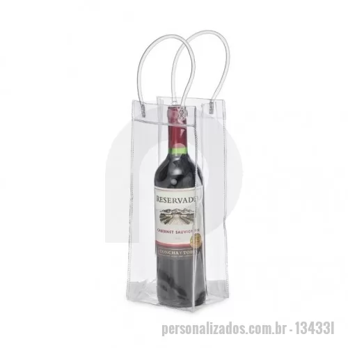Sacola térmica personalizada - Sacola plástica para gelo com alça. Icebag serve para transportar garrafas exemplo: vinho, champagne, vodka... Basta colocar gelo e transportar seu cooler prático. OBS.: Para prolongar a vida útil do material pvc, atente-se as condições ideais de armazenamento: mantenha o material em local seco e arejado, livre da exposição ao sol e altas temperaturas. Após a utilização da icebag com gelo, certifique-se de secar completamente o material antes de guardá-lo, pois o armazenamento deste em estado úmido poderá comprometer a sua vida útil.