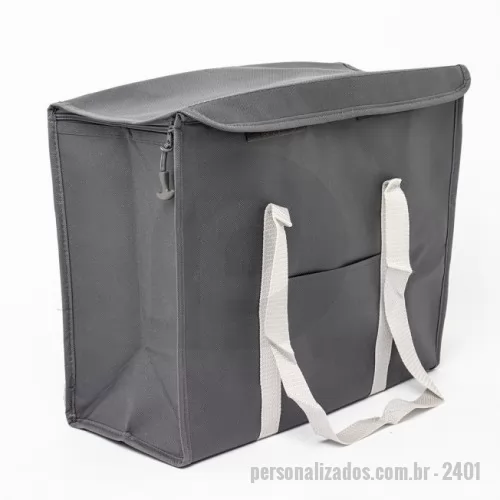 Sacola térmica personalizada - Alimentos mais saudáveis durante o lazer! A Bolsa Térmica de 34 litros, feita de nylon resistente, permite levar petiscos, lanches e bebidas de forma prática e segura, mantendo tudo fresquinho por mais tempo nos passeios. Conta com bolso frontal para utensílios, zíperes laterais, fechamento frontal com velcro e duas alças para facilitar o transporte. É a escolha perfeita para quem valoriza eficiência e segurança durante as refeições. 
