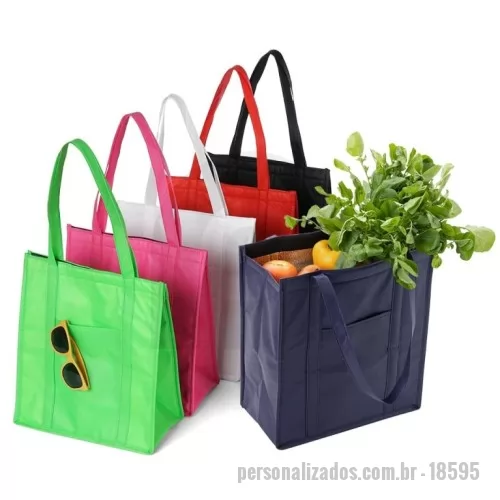Sacola térmica personalizada - Descrição: Sacola térmica com capacidade de 18 litros, contém fechamento em velcro e bolso frontal. Obs.: A capacidade de armazenamento com a sacola fechada é de aproximadamente 14 litros.  Altura :  34 cm  Largura :  30 cm  Profundidade :  15 cm