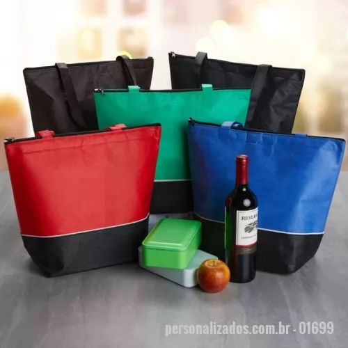 Sacola térmica personalizada -  Sacola térmica de rPET com capacidade de 10 litros, contém fechamento com zíper.