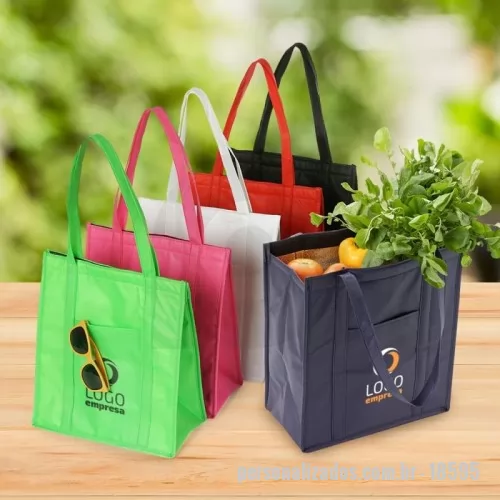 Sacola térmica personalizada - Sacola térmica com capacidade de 18 litros, contém fechamento em velcro e bolso frontal. Obs.: A capacidade de armazenamento com a sacola fechada é de aproximadamente 14 litros.