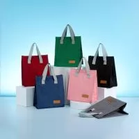 Bolsa Térmica 5 Litros  Descrição: Bolsa térmica oxford com capacidade de 5 litros com fechamento em velcro. Contém alças de mãos e plaquinha personalizável fixa.  Altura :  26 cm  Largura :  22,5 cm  Profundidade :  14 cm  Medidas aproximadas para gravação (CxL):  1,4 cm x 4,5 cm  Peso aproximado (g):  126