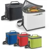 Bolsa térmica em 600D com alça ajustável em webbing e bolso frontal. Capacidade até 9 L. Certificação EU Food Grade. 240 x 220 x 170 mm