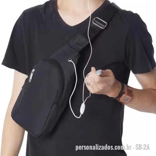 shoulder bag personalizado - Bolsa de ombro em nylon com 2 compartimentos e bolso interno, possui saída para fone de ouvido, forro interno e alça transversal com opção de regulagem. Tamanho 16x29x8 cm (LxAxP).