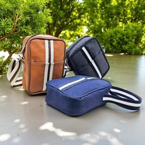 shoulder bag personalizado - DESCRIÇÃO: SHOLDER BAG  19X13X6 CM EM NYLON, COM  FORRO NYLON RESINADO 70, FECHAMENTO ZÍPER COM 1  BOLSO FRONTAL. ACABAMENTO EXTERNO VIVO BRILHO COM  DETALHE FRONTAL E ALÇA EM FITA CA 30MM.