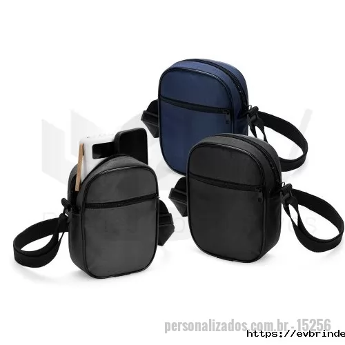 shoulder bag personalizado - Shoulder Bag Personalizada em Poliéster – Praticidade, Estilo e Personalização para sua Marca  A Shoulder Bag é a escolha ideal para quem busca praticidade no dia a dia sem abrir mão do estilo. Produzida em poliéster de alta qualidade, possui acabamento reforçado com vivo, proporcionando maior durabilidade e um visual moderno.  Conta com bolso frontal de fácil acesso para guardar celular, carteira, documentos, chaves e outros itens essenciais, mantendo tudo organizado durante a rotina, viagens, eventos ou ações promocionais.  Fabricamos em diversas cores e oferecemos personalização exclusiva com a sua marca, empresa, evento ou projeto, tornando esta bolsa uma excelente opção para brindes corporativos, ações promocionais, feiras, congressos, eventos e revenda.  Diferenciais do Produto:  ? Produção própria com fabricação nacional ? Confeccionada em poliéster resistente ? Bolso frontal funcional ? Acabamento em vivo para maior resistência e elegância ? Alça ajustável para maior conforto ?