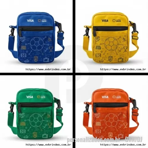 shoulder bag personalizado - DESCRIÇÃO DO PRODUTO Shoulder Bag Bahia Personalizada – Modernidade, Organização e Conforto  A Shoulder Bag Bahia foi desenvolvida para quem busca praticidade e estilo no dia a dia. Produzida em material resistente e acabamento de qualidade, possui design moderno com bolso frontal em tela, ideal para acesso rápido aos itens mais utilizados, além de compartimento principal espaçoso com fechamento em zíper para maior segurança.  Seu diferencial está na alça tiracolo removível e ajustável, permitindo diferentes formas de uso e proporcionando mais conforto durante o transporte.  Disponível em diversas cores e com opção de personalização exclusiva, é uma excelente escolha para brindes corporativos, eventos promocionais, ações de marketing, feiras, congressos e revenda.  Diferenciais do Produto  ? Bolso frontal em tela para acesso rápido aos objetos ? Compartimento principal com fechamento em zíper ? Alça tiracolo removível e regulável ? Design moderno e funcional ? Material resistente e dur