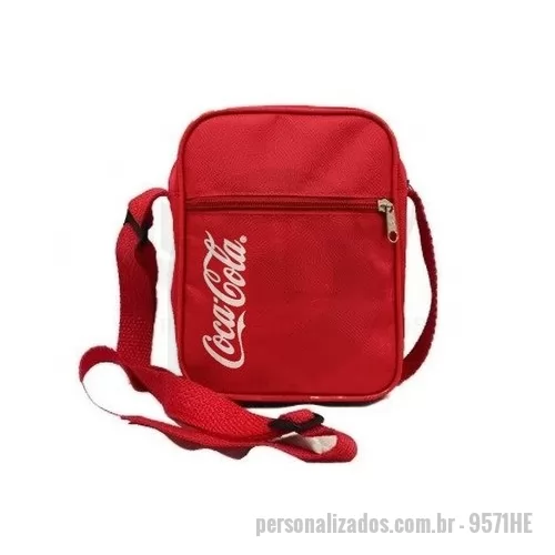 shoulder bag personalizado - Shoulder Bag Brasil em Nylon – Praticidade, Estilo e Personalização A Shoulder Bag Brasil foi desenvolvida para quem busca uma bolsa compacta, resistente e moderna para o dia a dia. Produzida em nylon de alta qualidade, oferece excelente durabilidade, leveza e conforto, sendo ideal para transportar objetos pessoais com segurança e praticidade.  Seu design conta com bolso frontal de fácil acesso, perfeito para guardar celular, documentos, chaves e outros itens essenciais. A alça colorida ajustável adiciona um visual moderno e diferenciado, tornando a peça ainda mais atraente para uso pessoal, eventos e ações promocionais.  Fabricamos em diversas cores e personalizamos com a sua marca, logo ou arte exclusiva, transformando a Shoulder Bag Brasil em uma excelente opção para brindes corporativos, campanhas promocionais, feiras, congressos e revenda.  Diferenciais do Produto ? Confeccionada em nylon resistente e durável ? Bolso frontal funcional para melhor organização ? Alça colorida ajustá