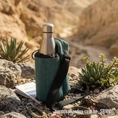 shoulder bag personalizado - Para quem vive no ritmo da cidade, vai à academia ou curte um festival, a Shoulder Bag Urban Tracker é o acessório definitivo. Pensando em atender perfeitamente seu estilo ou identidade visual, ela é fabricada em qualquer cor de sua escolha. Une com perfeição o estilo utilitário e moderno de uma bolsa transversal com a funcionalidade indispensável de um compartimento ajustável para garrafa de água. Carregue seus pertences essenciais e sua hidratação em um único lugar, com total conforto e sem ocupar o espaço interno. Conta com excelente acabamento, costuras reforçadas para alta durabilidade e alça ergonômica regulável que se adapta muito bem ao corpo. Seus bolsos frontais e internos facilitam a organização de itens como celular, chaves e carteira de forma rápida e segura. É a escolha ideal para quem busca praticidade nas atividades diárias, caminhadas ou viagens urbanas. Garanta o máximo de versatilidade e estilo para a sua rotina!