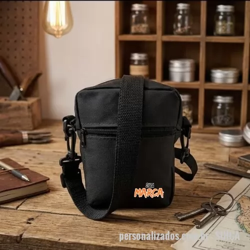 shoulder bag personalizado - A Renova Gifts produz acessórios de alta qualidade, focados na usabilidade diária. A nossa shoulder bag é um produto contemporâneo que conquistou o público pela sua versatilidade. Compacta, ela funciona como uma necessaire que, surpreendentemente, carrega tudo o que você precisa.  Esta bolsa lateral virou febre no street wear e se estabeleceu como um item indispensável. Prática e portátil, é perfeita para todas as ocasiões do dia a dia: seja na corrida, no passeio de bicicleta ou na caminhada com seu pet, ela garante que seus pertences fiquem seguros e à mão.  Desenvolvida em tecido oxford 100% poliéster de alta resistência, possui alça com regulagem de comprimento: na extensão máxima (1,4 m), fica confortavelmente na altura da cintura; na mínima (0,7 m), posiciona-se no peito. Além disso, seu design versátil permite que ela seja usada na cintura, adaptando-se perfeitamente ao seu estilo e proporcionando a liberdade que você precisa na sua rotina urbana.
