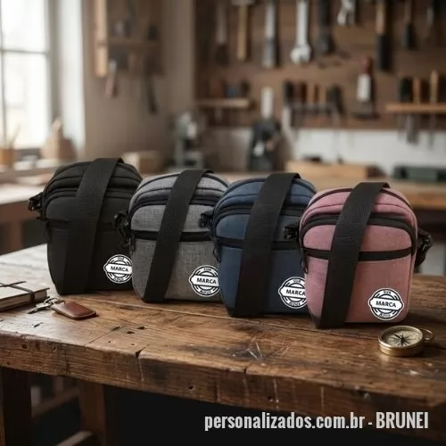 shoulder bag personalizado - Potencialize sua marca com a Shoulder Bag Transversal Multiuso Renova Gifts! O brinde corporativo perfeito que une estilo, resistência e alta utilidade diária para seus clientes, parceiros e colaboradores em eventos, convenções ou campanhas de fidelização.  Com design moderno e excelente área para personalização, esta bolsa lateral se destaca no visual e valoriza a identidade da sua empresa em qualquer ocasião: desde a rotina de trabalho até viagens e passeios.  Especificações técnicas: • Marca: Renova Gifts • Medidas: 18 cm (altura) x 14 cm (largura) x 6 cm (profundidade) • Material: Tecido de alta durabilidade e fácil higienização • Divisórias: 3 compartimentos funcionais com zíper reforçado • Ajuste: Alça transversal regulável de até 1,5 m • Diferencial: Estrutura leve, compacta e de alto valor percebido  Uma escolha estratégica e estilosa para ações promocionais de sucesso que buscam conectar funcionalidade, design e forte impacto de marca.